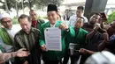 Ketua Umum PPP hasil Muktamar Jakarta, Djan Faridz memperlihatkan surat permohonan penangguhan penahanan Suryadharma Ali, Jakarta, Senin (15/6/2015). Djan menjamin SDA tidak akan kabur dan menghilangkan barang bukti. (Liputan6.com/Helmi Afandi)