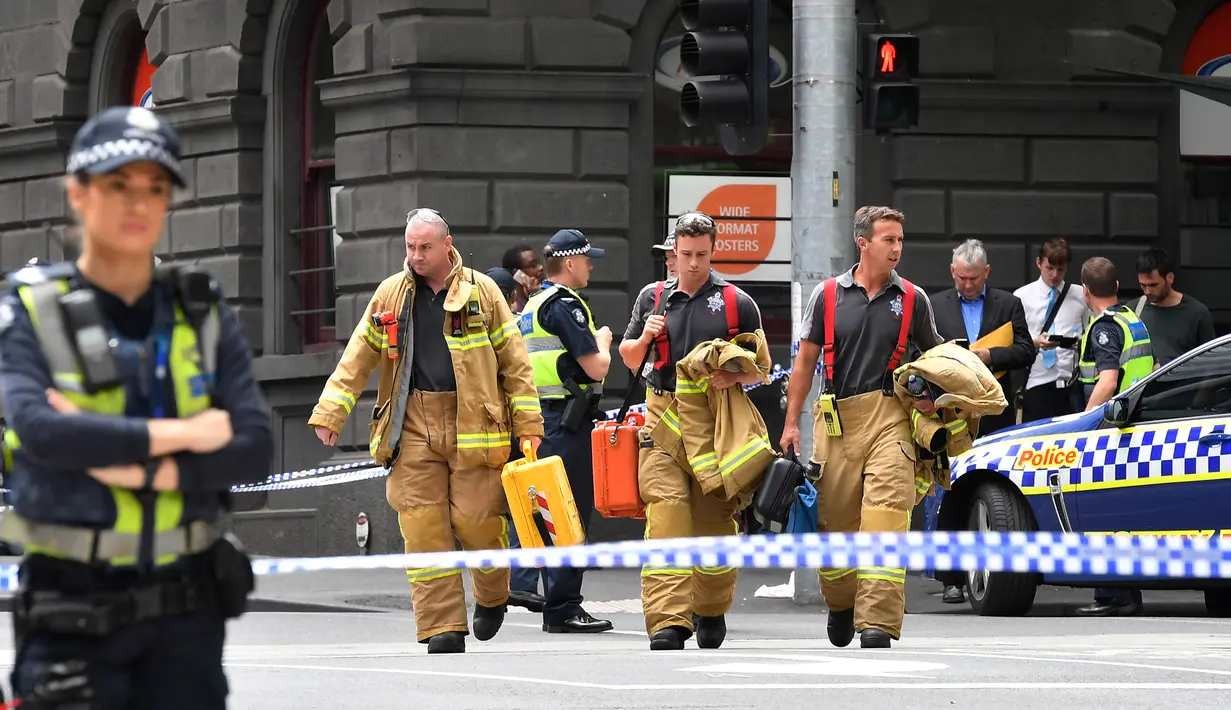 Petugas penyelamat didatangkan ke lokasi dimana sebuah mobil menghantam para pejalan kaki di pusat kota Melbourne, Australia, Jumat (20/1). Kepolisian Victoria menyatakan insiden ini tidak terkait terorisme. (AP Photo/Andrew Brownbill)