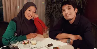 Meski telah bercerai, Desta Mahendra dan Natasha Rizky sering tampil kompak. Seperti belum lama ini, keduanya mendampingi putranya, Miquel sunat. [Instagram/desta80s]