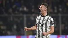 Penyerang Juventus, Arkadiusz Milik berselebrasi usai mencetak gol ke gawang Cremonese pada pertandingan lanjutan Liga Serie A Italia di Zini Stadium, Cremona, Italia, Kamis (4/1/2023). Juventus menang tipis atas Cremonese dengan skor 1-0. (Massimo Paolone/LaPresse via AP)