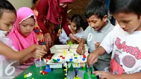 Sejumlah anak saat bermain lego di RPTRA Kenanga di Cideng, Jakarta, Kamis (22/10/2015). Kunjungan Ratu Denmark Margrethe II sekaligus menyumbangkan permainan Lego bagi sejumlah anak-anak di RPTRA. (Liputan6.com/Yoppy Renato)