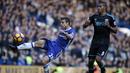 Pemain Chelsea, Cesar Azpilicueta (kiri) menghalau bola dari kejaran pemain West Bromwich Albion, Salomon Rondon pada laga Premier League di  Stamford Bridge, London, (11/12/2016). Chelsea menang 1-0. (AFP/ Adrian Dennis)