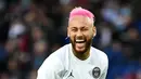 Pemain Paris Saint-Germain Neymar bercanda jelang laga menghadapi Montpellier Herault SC pada pertandingan L1 Prancis di Stadion Parc des Princes, Paris, 1 Februari 2020. (Photo by FRANCK FIFE/AFP)
