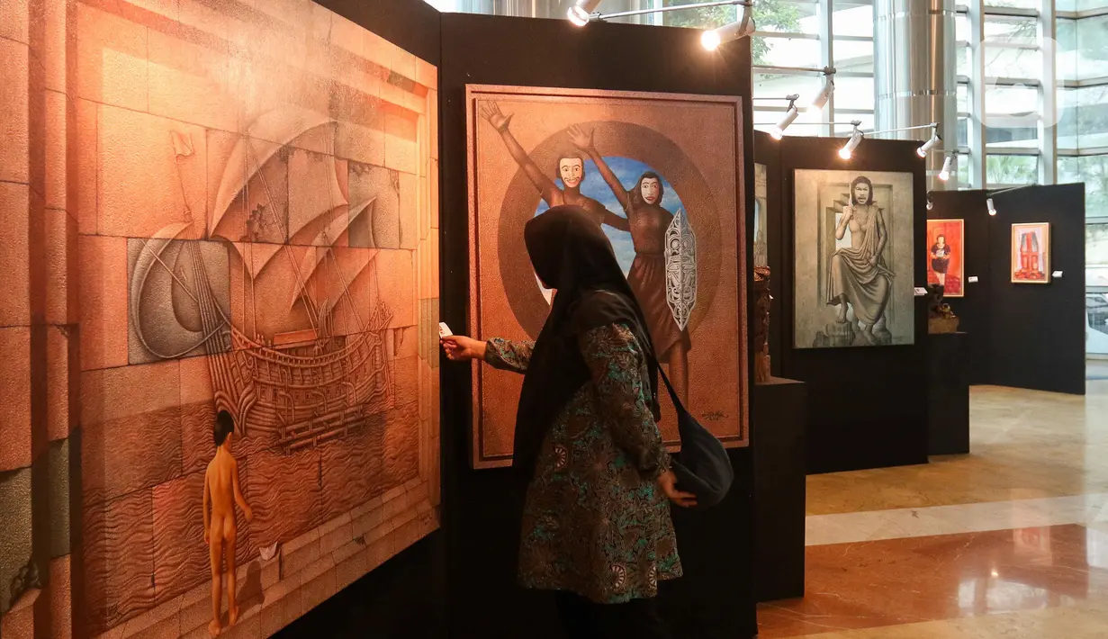 Pameran seni rupa yang diselenggarakan oeh Dinas Kebudayaan DKI Jakarta yang bertajuk Bergerak tersebut dalam rangka HUT ke-497 kota Jakarta yang menampilkan karya 12 perupa. (Liputan6.com/Herman Zakharia)