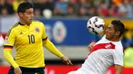 Gelandang Peru, Joel Sanchez (kanan) mengontrol bola dari kejaran James Rodriguez di pertandingan Copa Amerika 2015 di Stadion Municipal Bicentenario, Chili, (22/6/ 2015). Peru bermain imbang 0-0 atas Kolombia. (REUTERS/Carlos Garcia Rawlins)