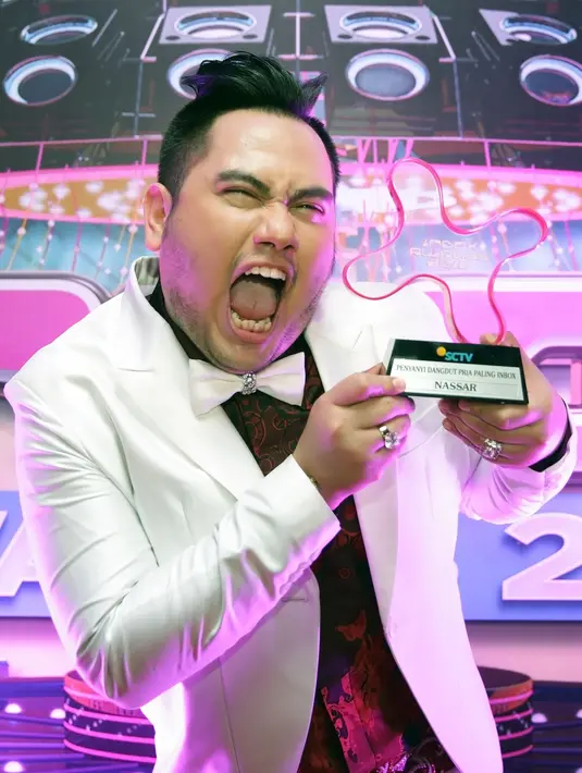 Penyanyi Dangdut Pria Paling InBox dalam ajang Inbox Awards 2016 adalah Nassar. Mantan suami Musdalifah itu mengaku tidak percaya bisa menang lantaran bersaing dengan para penyanyi muda yang sedang naik daun. (Bambang E. Ros/Bintang.com)