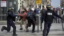 Pengunjuk rasa berhadapan dengan polisi anti huru hara saat unjuk rasa di Lyon, Perancis tengah timur, Kamis (31/3). Mereka menolak rancangan undang-undang sosialis pemerintah Prancis yang dinilai merugikan pekerja. (JEAN - PHILIPPE Ksiazek/AFP)