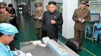 Kunjungan Kim Jong-un ke pabrik Arirang, smartphone besutan Korea Utara. (Kredit: Android Police)