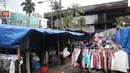 Pedagang korban kebakaran terpaksa mendirikan tenda untuk berjualan di area parkir Pasar Senen, Jakarta, Rabu (8/2). Belum tersedianya tempat penampungan sementara membuat para pedagang terpaksa mendirikan tenda lapak. (Liputan6.com/Immanuel Antonius)