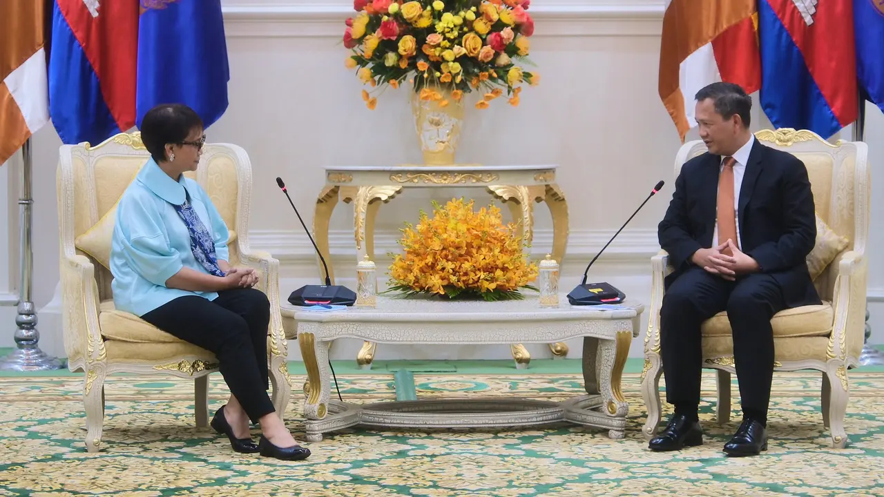 Menlu RI Retno Marsudi (kiri) dan Menlu Kamboja Sok Chenda Sophea melakukan pertemuan bilateral di Phnom Penh, Rabu (21/8/2024). (Dok. Kemlu RI)