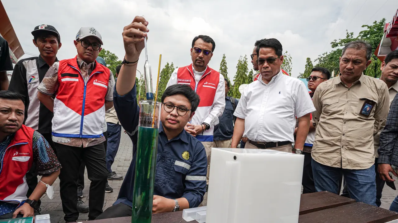 Petugas menguji kualitas BBM di Jatim