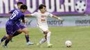 <p>Pemain Persija Jakarta, Ryo Matsumura, berusaha melewati pemain Persita Tangerangpada laga BRI Liga 1 di Stadion Indomilk Arena, Sabtu, (22/7/2023). (Bola.com/Ikhwan Yanuar)</p>