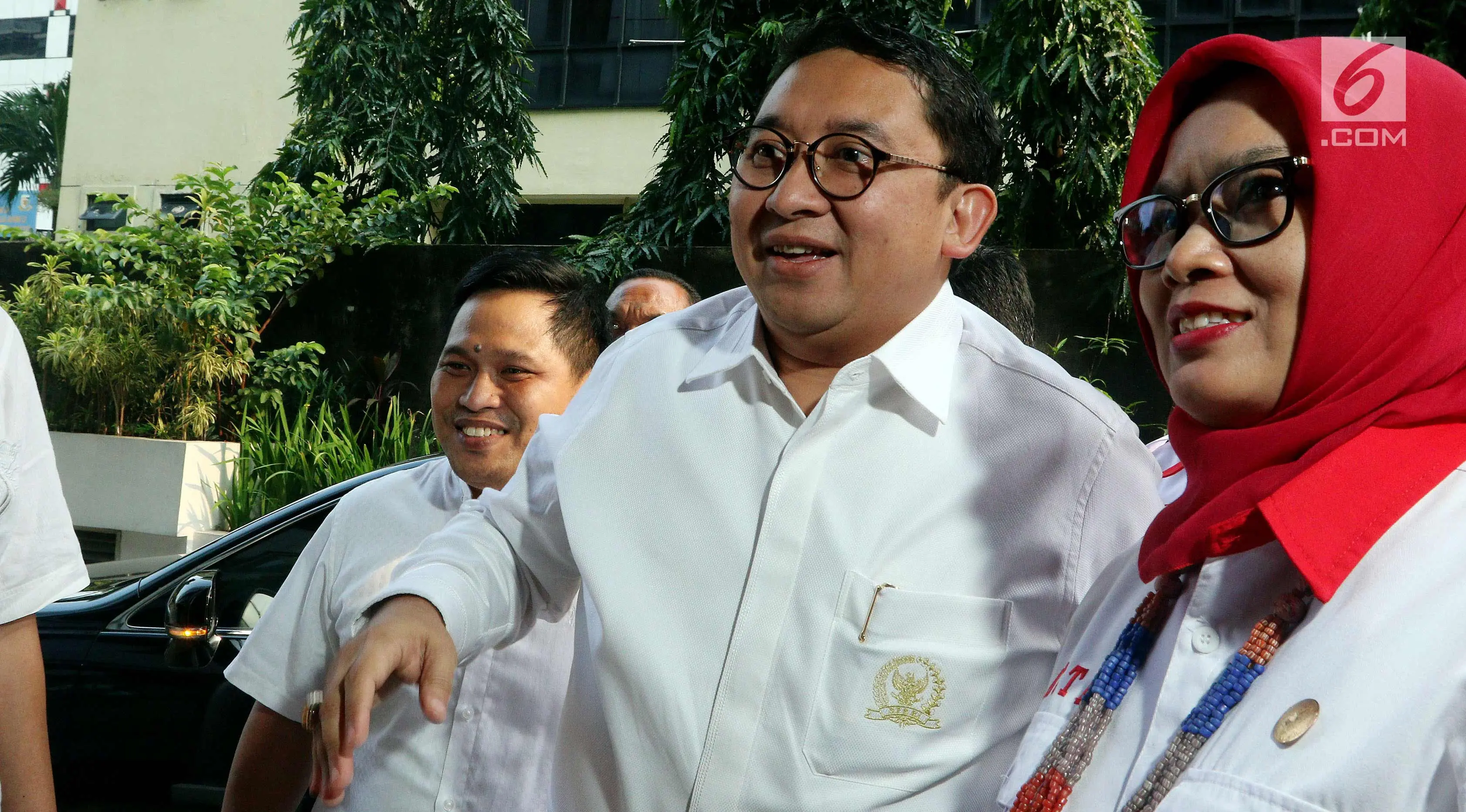 Sekjen Partai Gerindra Fadli Zon mendatangi Bareskrim Mabes Polri, Jakarta, Jumat (2/3). Fadli Zon melaporkan penyebar berita Hoax kepada Ketum Gerindra Prabowo Subianto yang dituduh berfoto bareng admin atau pengelola MCA. (Liputan6.com/Johan Tallo)