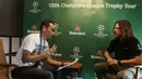 Legenda Barcelona, Carles Puyol, saat interview eksklusif dengan jurnalis Bola.net, Erwin Fitriansyah, di Jakarta, Senin (11/3). Pesepak bola dengan posisi bek itu datang ke Indonesia untuk UEFA Champions League Trophy Tour. (Bola.com/Vitalis Yogi Trisna)