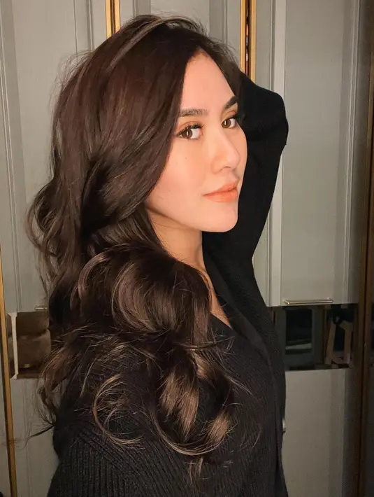 <p>Selfie, Syahnaz tampil luar biasa cantik di foto ini. Menunjukkan rambut panjangnya yang ditata bergelombang besar dan berwarna cokelat tua, terasa pas dengan riasan wajahnya yang kali ini bernuansa oranye, membaur sempurna dengan kulit putihnya. Foto: Instagram.</p>
