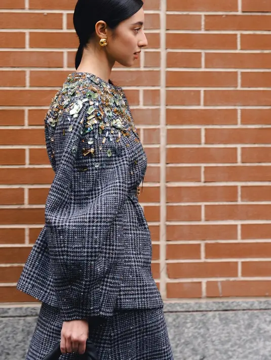 Motif kotak-kotak dan sematan full beads di bagian atas bikin busana formal Ameera terlihat estetik [@littlemisskhan]