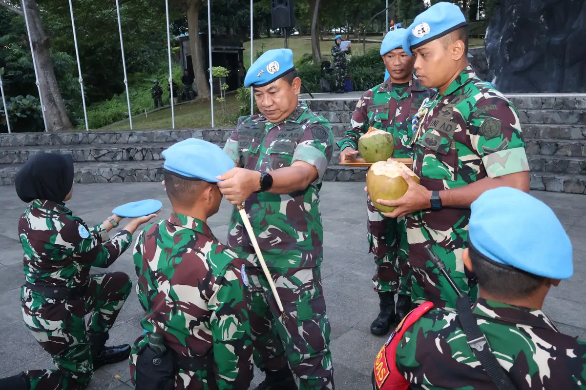 Sebanyak 1.117 personel TNI menerima baret biru. Penyematan baret ini menandai kesiapan pasukan untuk diberangkatkan dalam misi pemeliharaan perdamaian dunia di bawah bendera PBB.