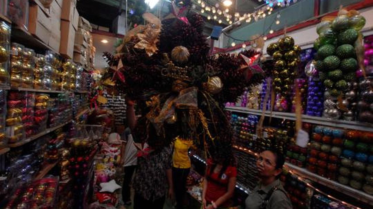 Berbagai pernak-pernik Natal hiasi kawasan Glodok