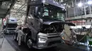 Pekerja merakit kendaraan di pabrik milik First Automotive Works (FAW) Group Co., Ltd. di Changchun pada 23 September 2020. FAW, produsen otomotif terkemuka di China, menjual 2.656.744 unit kendaraan pada tiga kuartal pertama tahun ini, naik 8 persen secara tahunan (year on year). (Xinhua/Zhang Nan)