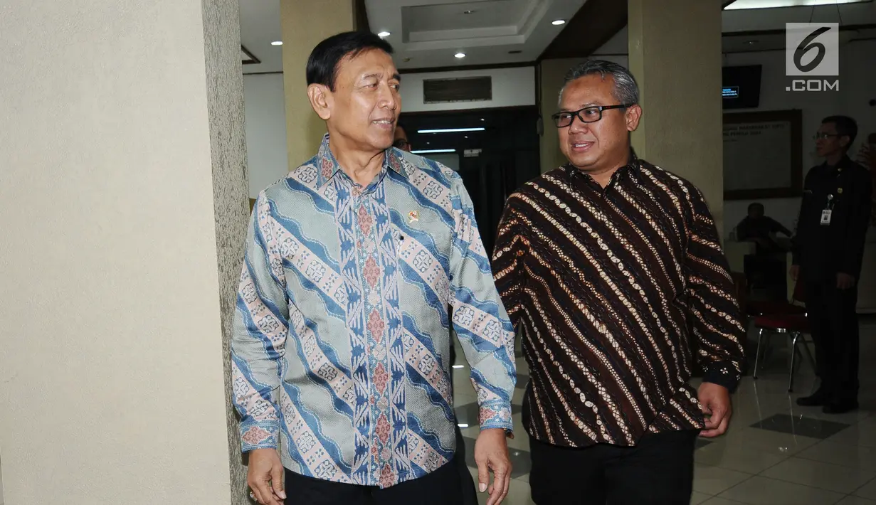 Menko Polhukam Wiranto (kiri) bersama Ketua KPU, Arief Budiman berjalan bersama menuju ruang pertemuan di Gedung KPU, Jakarta, Selasa (6/3). Pertemuan berlangsung sekitar satu jam dan tertutup. (Liputan6.com/Helmi Fithriansyah)