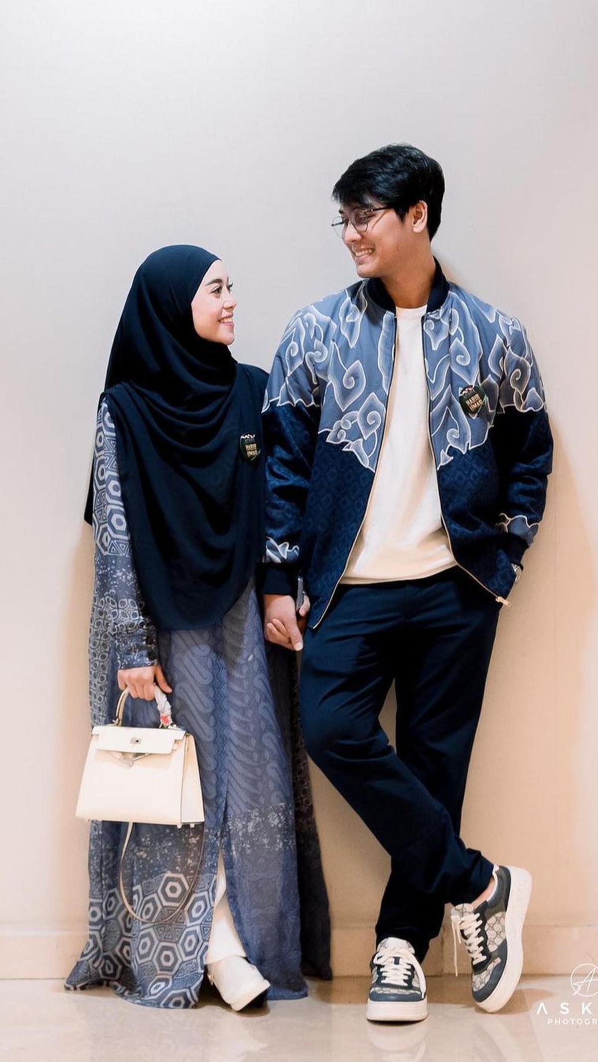 Tak mau kalah, pasangan Lesti Kejora dengan Rizky Billar juga ikut menghadiri kajian Habib Umar. Secara kompak keduanya terlihat mengenakan busana berwarna biru dengan motif batik mega mendung.