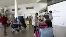 Penumpang penerbangan dari Inggris tiba di bandara Faro, wilayah Algarve, Portugal, Senin (17/5/2021). Wisatawan Inggris mulai berdatangan dalam jumlah besar di bagian selatan Portugal setelah pemerintah di kedua negara melonggarkan pembatasan perjalanan pandemi COVID-19. (AP Photo/Ana Brigida)