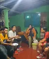Viral video Duta Sheila On 7 makan bersama tetangga setelah bermain voli. Vokalis Duta Sheila On 7 itu tampak didampingi istri saat menikmati bakmie buatan ibu-ibu PKK. [Instagram/rt03ganjurancc]