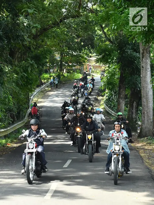 Suasana saat Presiden Joko Widodo atau Jokowi mengendarai motor Chopper untuk blusukan di Sukabumi, Jawa Barat, Minggu (8/4). tampil dengan mengenakan jaket berbahan jeans, celana panjang biru tua, dan sepatu kets. (Liputan6.com/Pool/Biro Pers Setpres)