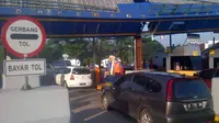 Mobil yang melintas di gardu Gerbang Tol Cikunir (Liputan6.com/ Moch Harun Syah)