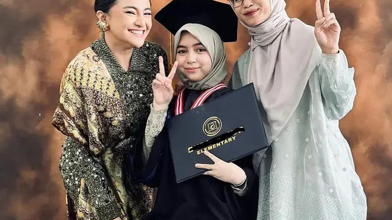 6 Potret Marshanda Dampingi Sienna Wisuda Kelulusan SD, Outfitnya Memukau