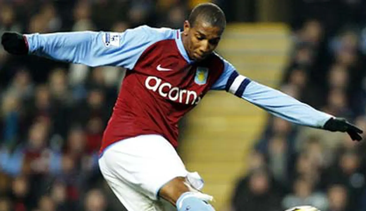 Aston Villa's Ashley Young takes a shot on goal against Doncaster Rovers during the FA Cup 4th round replay match at Villa Park in Birmingham on February 4, 2009. AFP PHOTO / Adrian Dennis