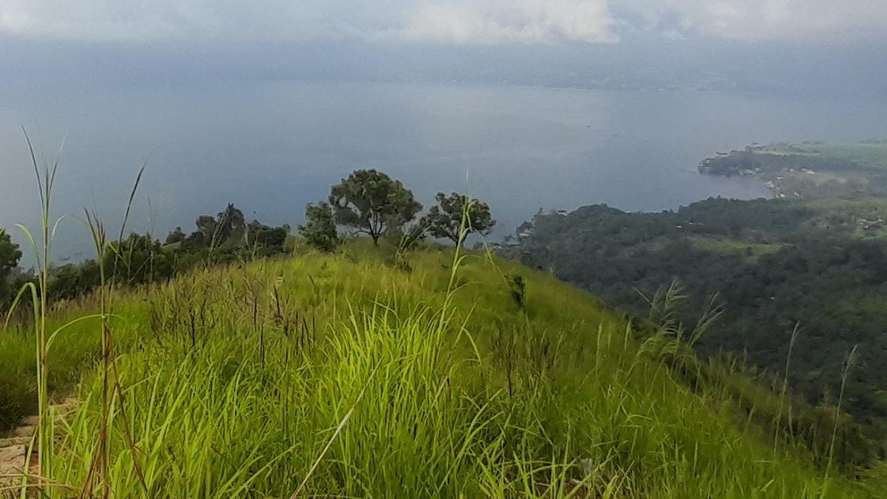 Sesampainya di puncak, wisatawan akan disambut dengan angin sepoi-sepoi dan pemandangan hijau yang luas untuk menikmati keindahan Danau Singkarak dari ketinggian.