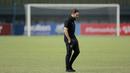 Usai peluit tanda laga berakhir, juru taktik asal Spanyol itu terlihat linglung. Ia memilih berjalan sendirian berkeliling lapangan. (Bola.com/M iqbal Ichsan)
