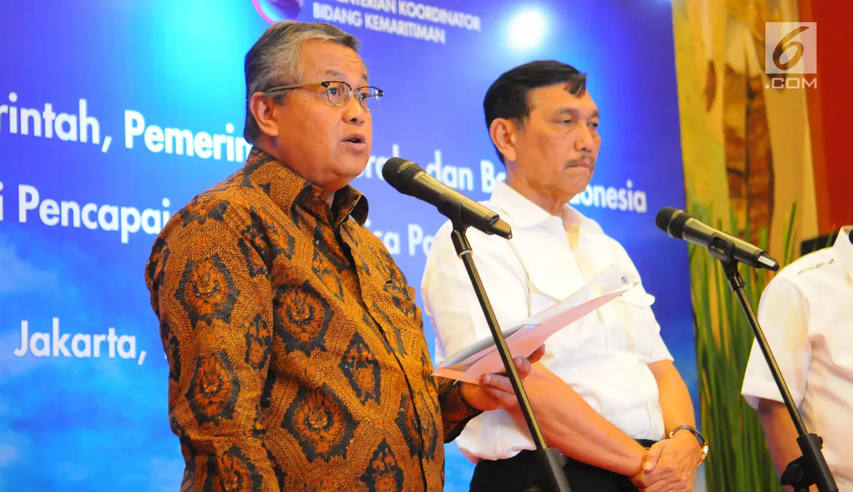 Gubernur BI Perry Warjiyo (kiri) memberi keterangan terkait target devisa pariwisata, Jakarta, Senin (18/3). Pemerintah dan BI menyepakati 6 langkah strategis mendorong penerimaan devisa pariwisata 2019. (Liputan6.com/Angga Yuniar)