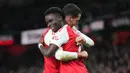 Pemain Arsenal, Mikel Merino (kiri) berpelukan dengan Bukayo Saka setelah memberikan assist dalam laga lanjutan Liga Inggris 2025/2026 melawan Brentford di Emirates Stadium, London, Inggris, Rabu (03/12/2025) waktu setempat. (AP Photo/Kirsty Wigglesworth)