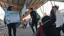 Petugas  mesosialisasikan pencegahan virus  corona yang digelar PT KAI Daop 1 melalui Rail Clinic  di stasiun kereta Depok, Jumat (6/3/2020). PT KAI Daop 1 melakukan kegiatan  sosialisasi mengenai penyebaran virus corona dengan menghadirkan kereta kesehatan Rail Clinic.(Liputan6.com/Herman Zakharia)