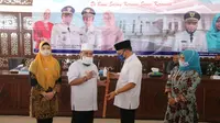 Wali Kota Bengkulu Helmi Hasan menghadiahkan tongkat kepada Bupati Empat LAwang Joncik Muhammmad saat berkunjung ke wilayah tersebut. (Liputan6.com/Yuliardi Hardjo)