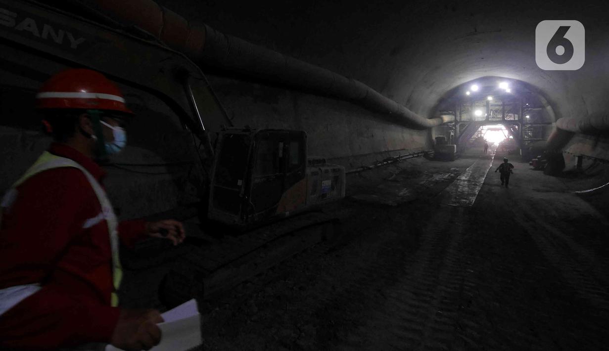 Aktivitas pekerja menyelesaikan proyek Tunnel 2 Kereta Cepat Jakarta-Bandung di Desa Bunder, Jatiluhur, Kabupaten Purwakarta, Jawa Barat, Kamis (27/1/2022). Saat ini progres KCJB terus berjalan dan sudah mencapai 79,90% dan akan melakukan trial run di akhir tahun 2022. (Liputan6.com/Herman Zakharia)