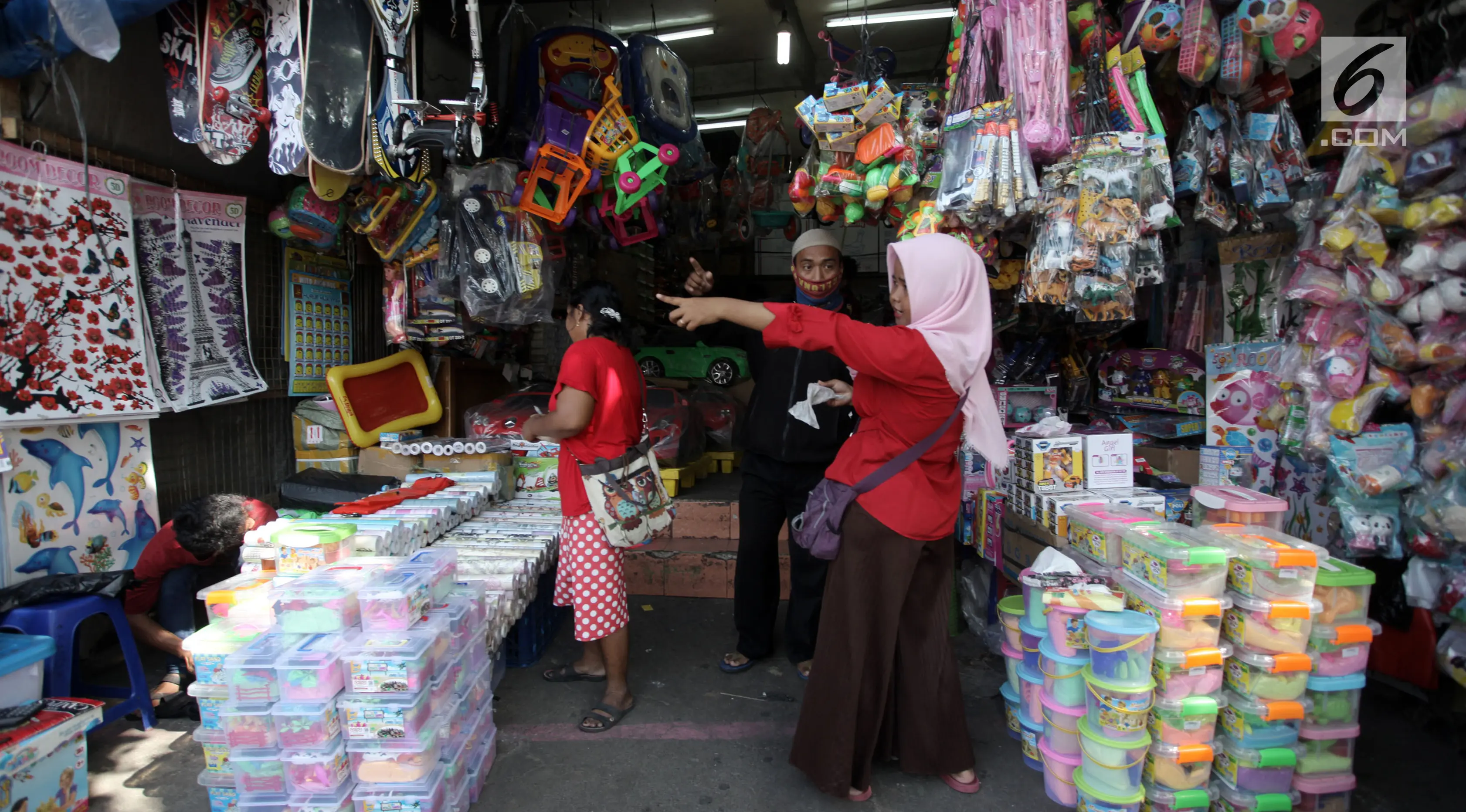 Salah satu kios mainan di Pasar Gembrong, Jakarta, Selasa (9/1). Pasar Gembrong memang bukan satu-satunya pusat mainan di Jakarta, akan tetapi, pasar ini menjadi incaran karena harganya produknya yang lebih murah. (/Arya Manggala)