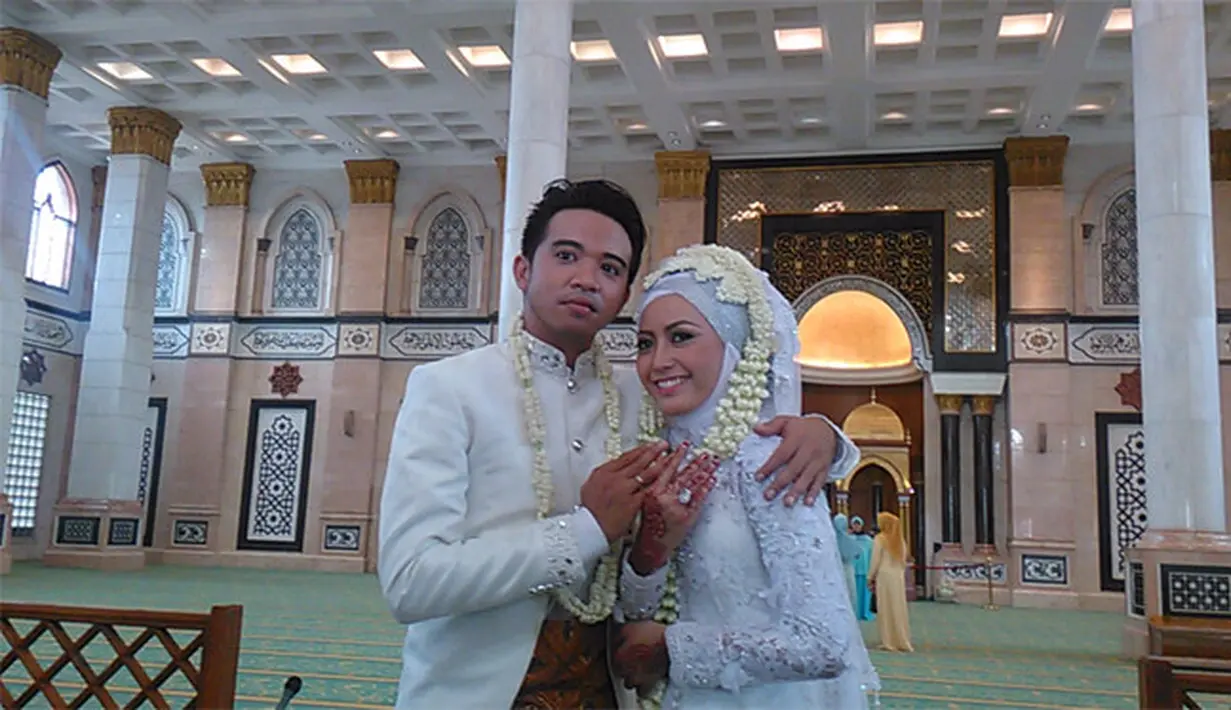 Itulah sedikit kisah cinta Roby Geisha dan Cinta Ratu Nansya. Keduanya nikah bertepatan dengan Hari Sumpah Pemuda, 28-10-2015. Roby mengajukan gugatan cerai bertepatan dengan hari kasih sayang, Hari Valentine, 14 Februari. (Instagram/cinta_ratu_nansya)