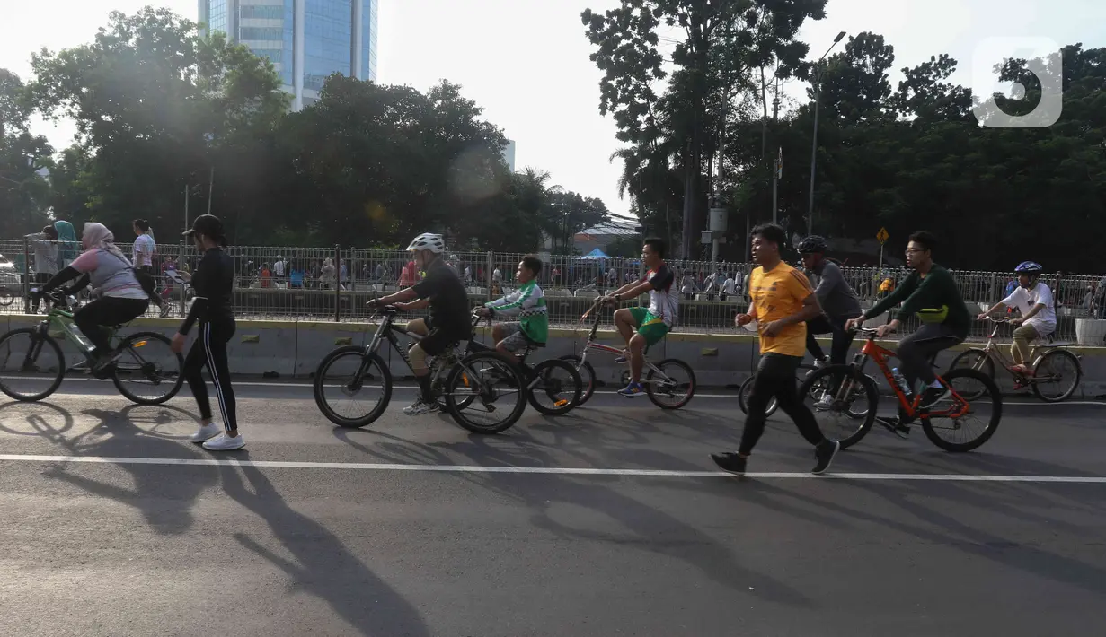 Warga bersepeda di kawasan bundaran HI, Jakarta, Minggu (12/6/2022). Car Free Day di kawasan Sudirman-Thamrin dimanfaatkan warga untuk berolah raga dan ber foto-foto. (Liputan6.com/Herman Zakharia)