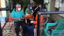 Petugas menyuntikkan vaksin COVID-19 dosis ketiga kepada lansia saat vaksinasi booster COVID-19 dari rumah ke rumah di Poris Plawad, Tangerang, Jumat (21/1/2022). Pelaksanaan vaksinasi dari rumah ke rumah untuk memudahkan para lansia mendapatkan vaksin booster COVID-19. (merdeka.com/Arie Basuki)