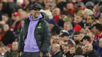 Pelatih Liverpool, Jurgen Klopp berekasi saat laga putaran ketiga Carabao Cup 2023/2024 di Anfield, Liverpool, Inggris, Kamis (28/09/2023) dini hari WIB. (AP Photo/Jon Super)