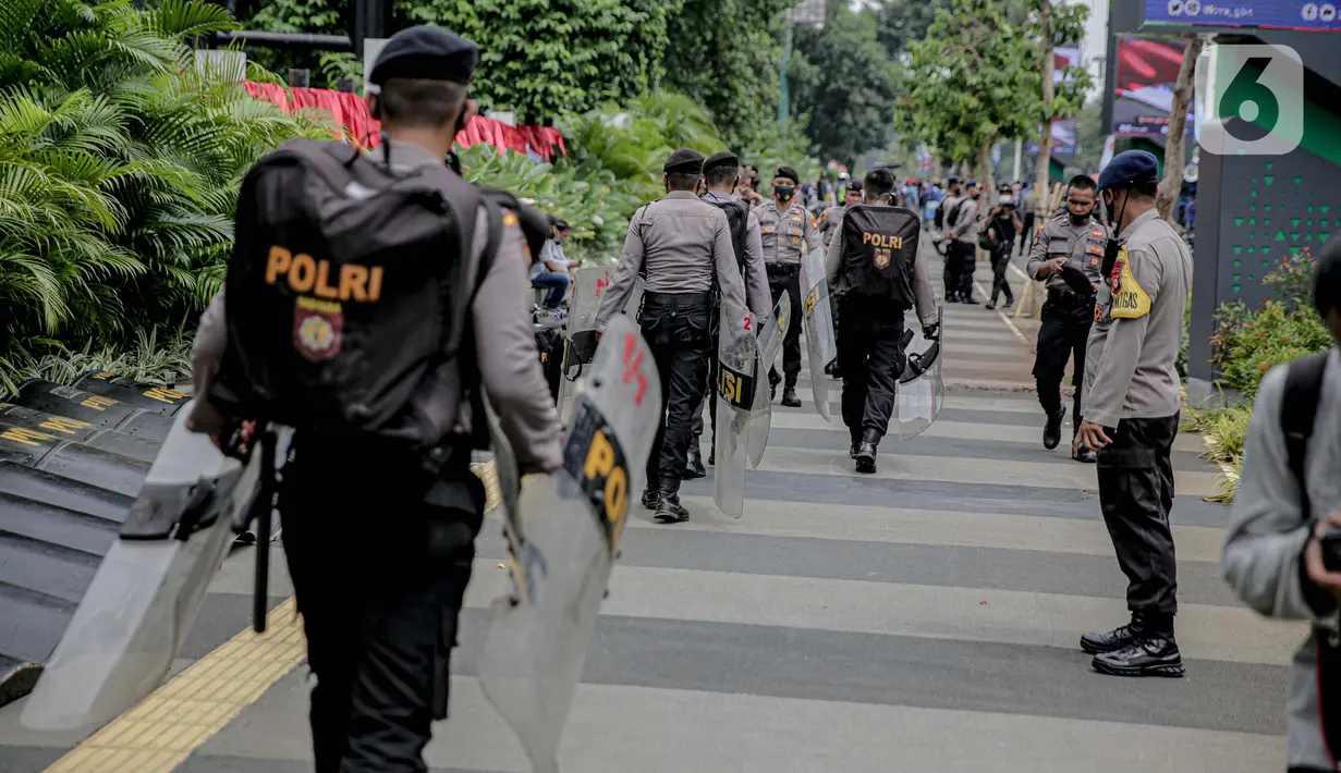Petugas kepolisian dikerahkan untuk menjaga keamanan di sekitar Gedung DPR/MPR RI, Jakarta, Jumat (14/8/2020). Pengamanan ekstra tersebut untuk mengantisipasi rencana unjuk rasa menolak RUU Cipta Kerja yang bertepatan dengan Sidang Tahunan di Gedung DPR. (Liputan6.com/Faizal Fanani)