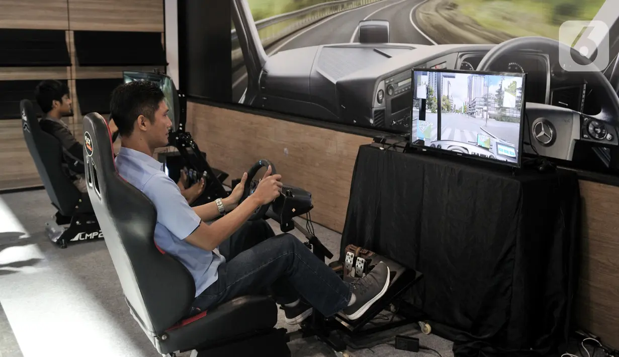 Pengunjung menjajal simulator truk yang dihadirkan Mercedes Benz di GIICOMVEC 2020, JCC Senayan, Jakarta, Minggu (8/3/2020). Mercedes Benz menghadirkan simulator truk dan bus dalam GIICOMVEC 2020 sehingga pengunjung dapat merasakan sensasi mengendarai kendaraan besar. (merdeka.com/Iqbal Nugroho)
