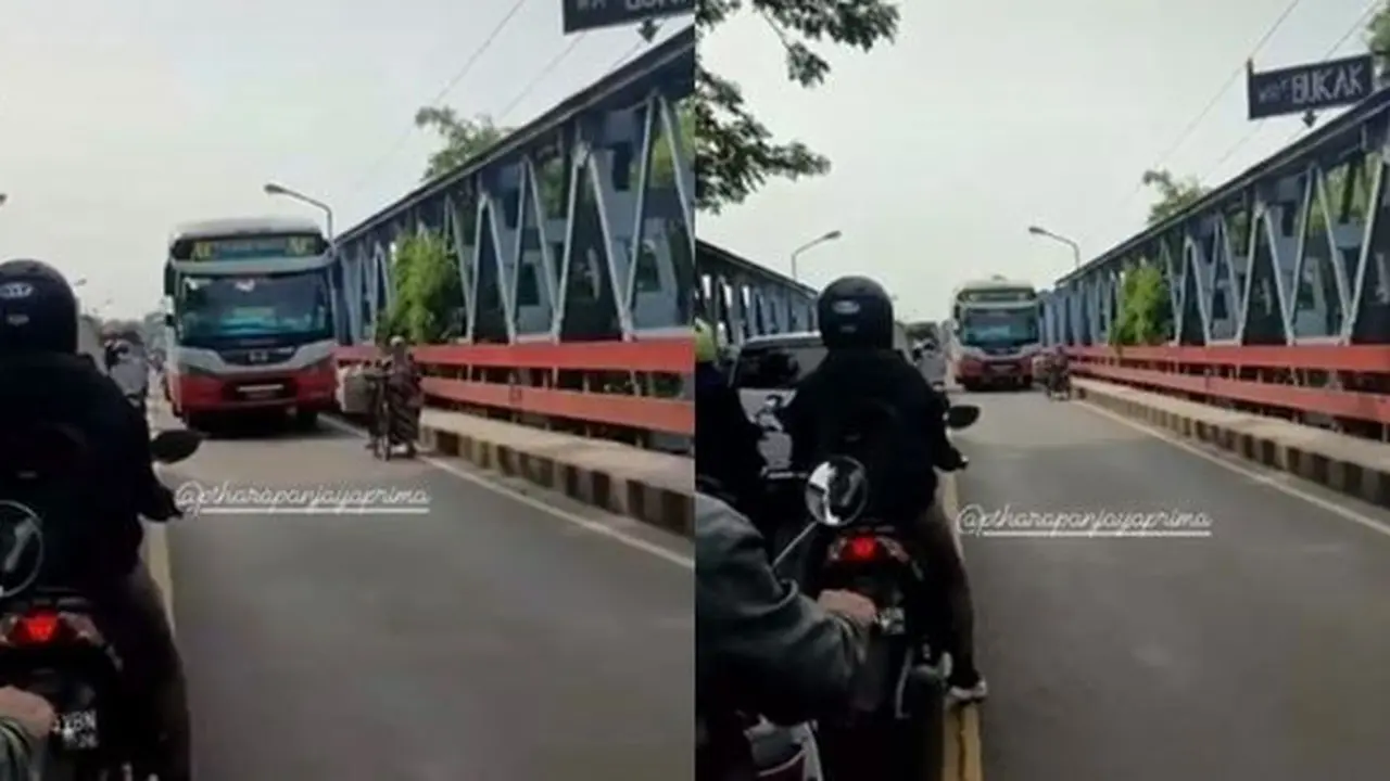 Sopir bus buntuti emak-emak dorong sepeda (TikTok/@oky_setia)