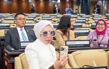 Gaya Nyentrik Melly Goeslaw, Pakai Kaca Mata Over Size Saat Dilantik Jadi Anggota Dewan