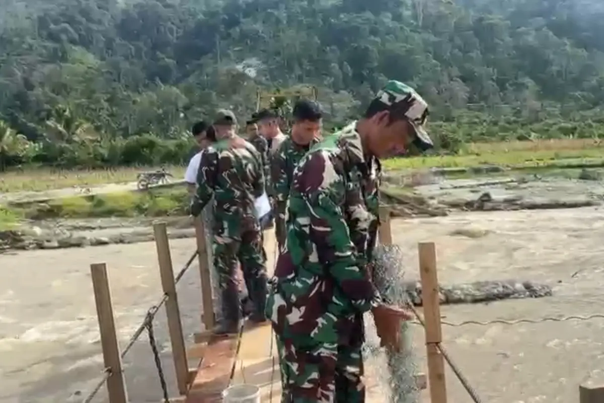 Warga dan TNI Gotong Royong Percepat Pembangunan Jembatan Gantung di Aceh