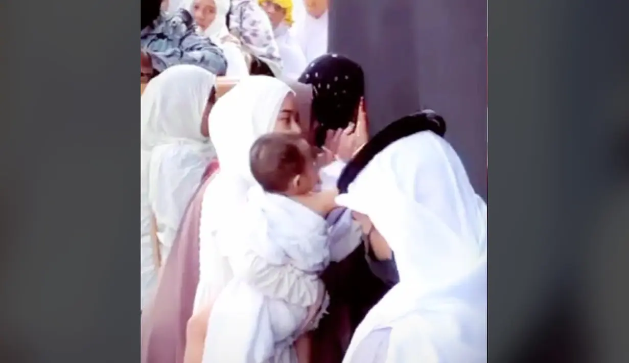 Sambil menggendong Shaka, Dinda Hauw mendekat ke arah Kakbah lalu menyentuhnya. (Foto: TikTok/ anotherdh)