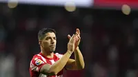 Penyerang Atletico Madrid, Luis Suarez, membobol gawang Barcelona saat kedua tim bertanding pada lanjutan Liga Spanyol 2021/2022, Minggu (3/10/2021) dini hari WIB. (AP Photo/Manu Fernandez)